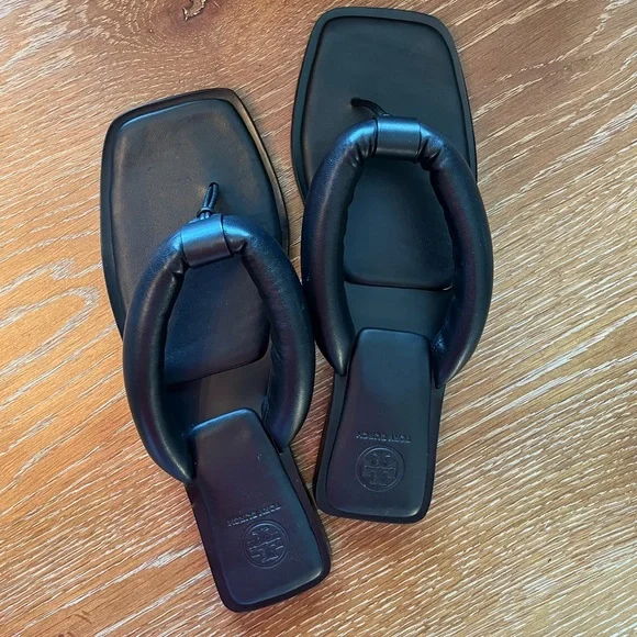 NWOB Tory Burch Black Leather Sandals Nevada Retro Puffy Thong size 11 - Picture 1 of 4